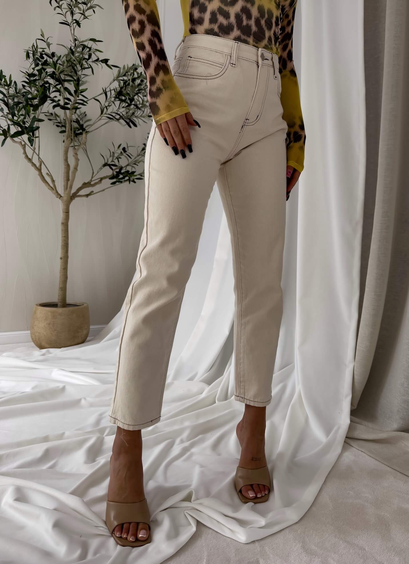 Spodnie jeans MOM FIT By Me jasny beż - obrazek 3