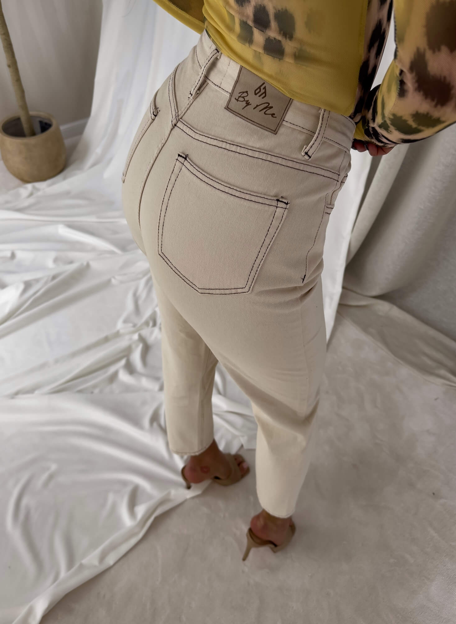Spodnie jeans MOM FIT By Me jasny beż - obrazek 4