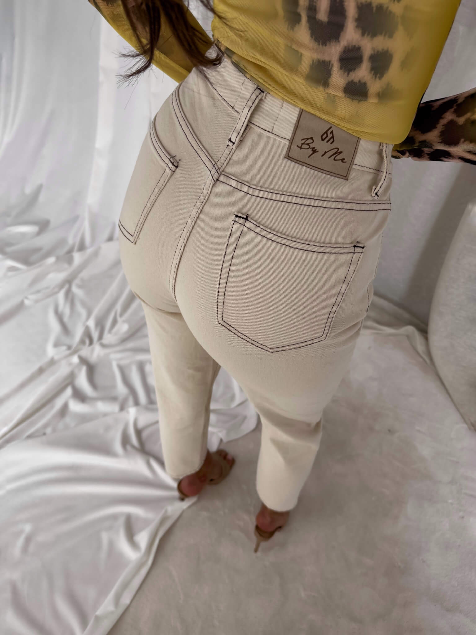 Spodnie jeans MOM FIT By Me jasny beż - obrazek 7