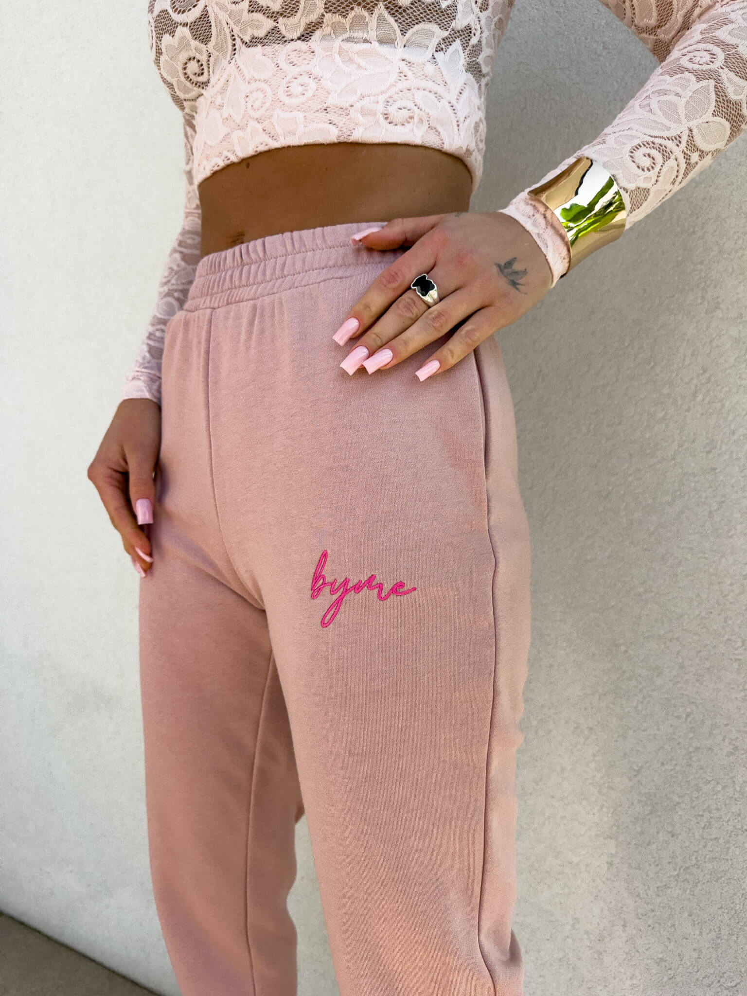 Spodnie dresowe LOGO By me brudny róż - obrazek 2