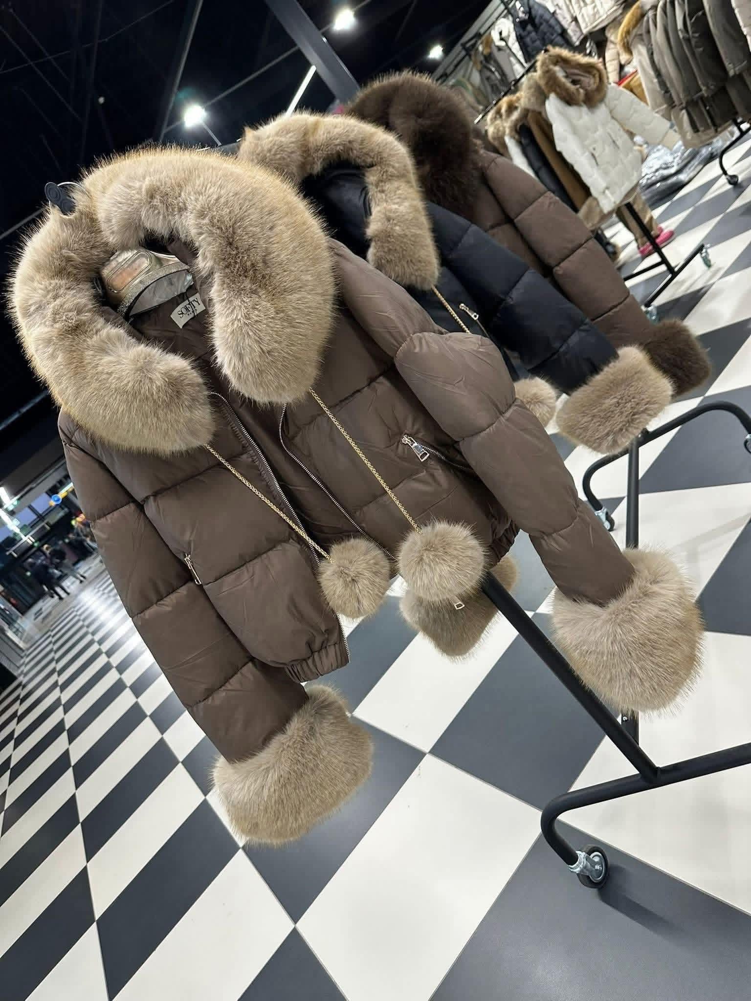 Kurtka krótsza puchowa z futerkiem pompony brąz