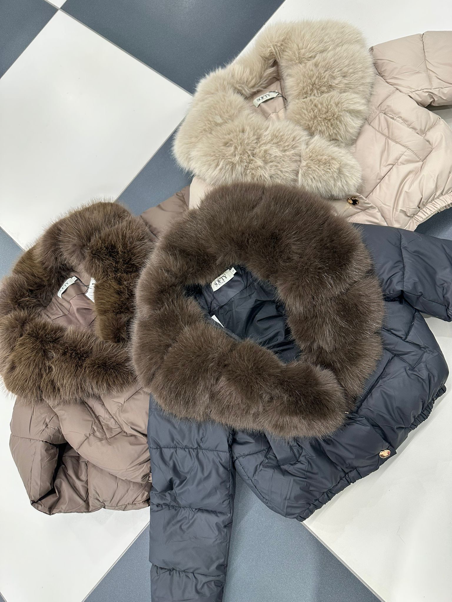 Kurtka krótsza puchowa z futerkiem odpinanym czarna ciemne futro - obrazek 2