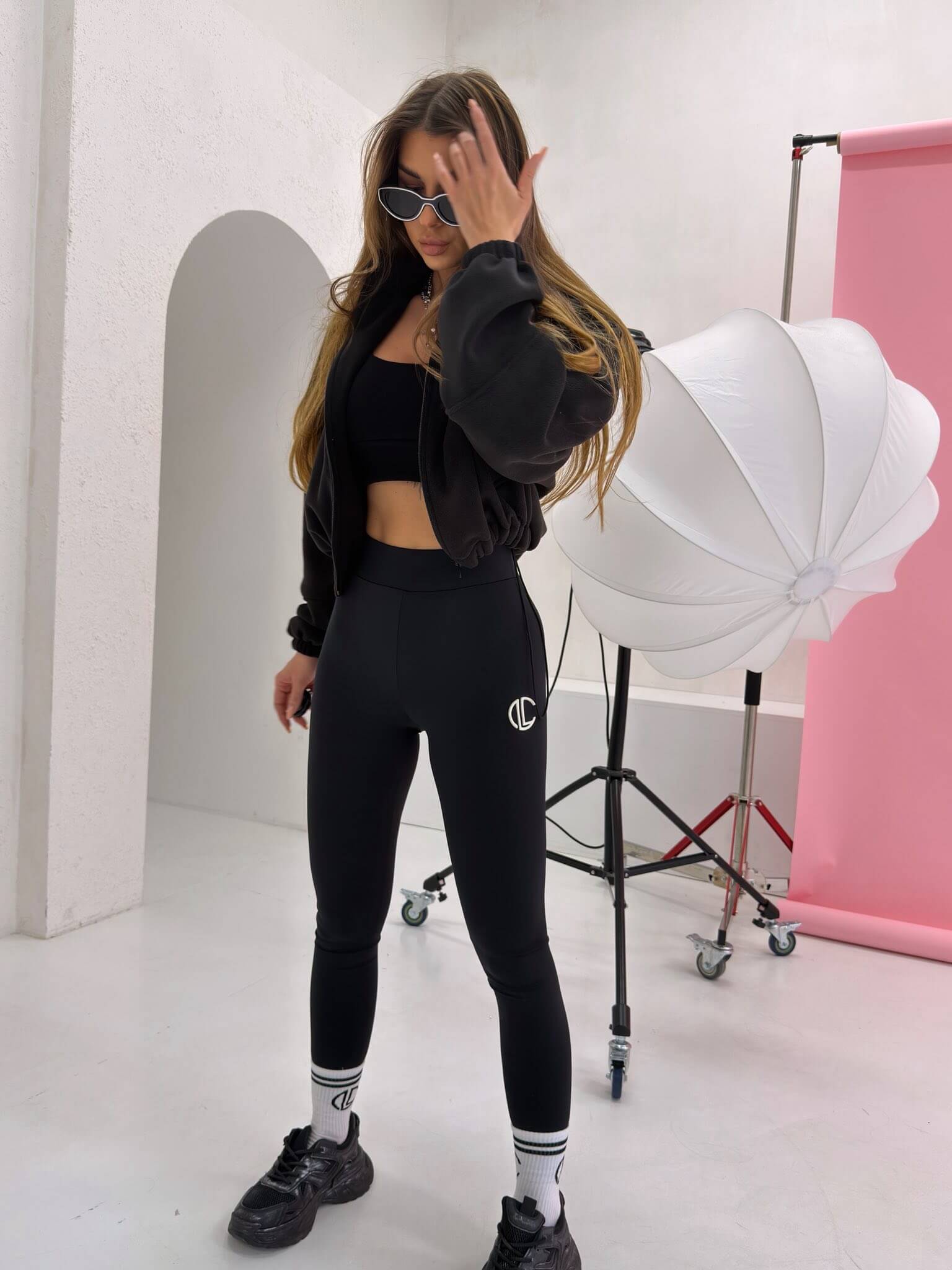 Legginsy SHAPE La Coca czarne z białym logo - obrazek 2